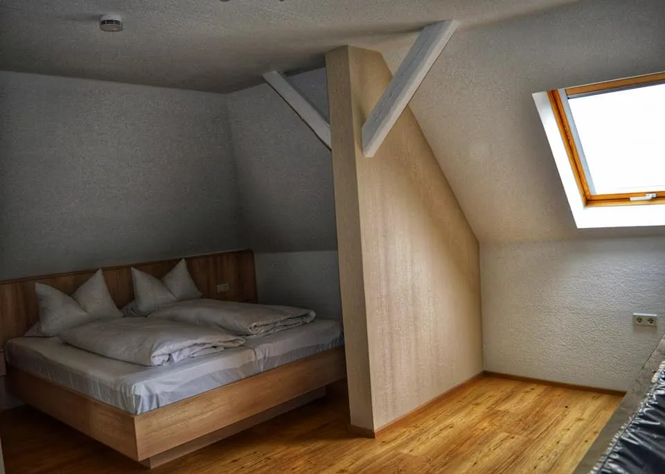 Doppelzimmer dachgeschoss hell